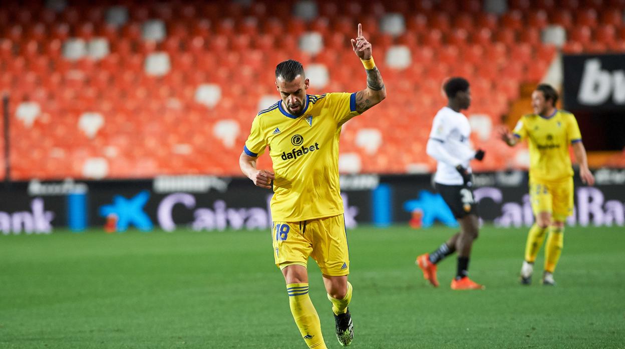 Álvaro Negredo vuelve a ser importante en la alineación del Cádiz.