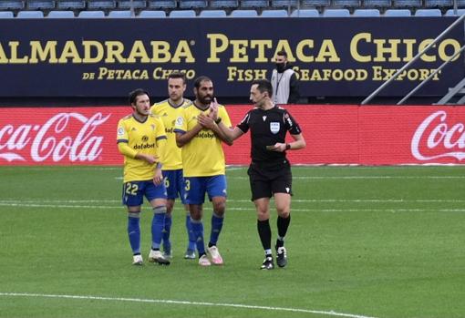 Penalti de Fali señalado en el Cádiz - Alavés.