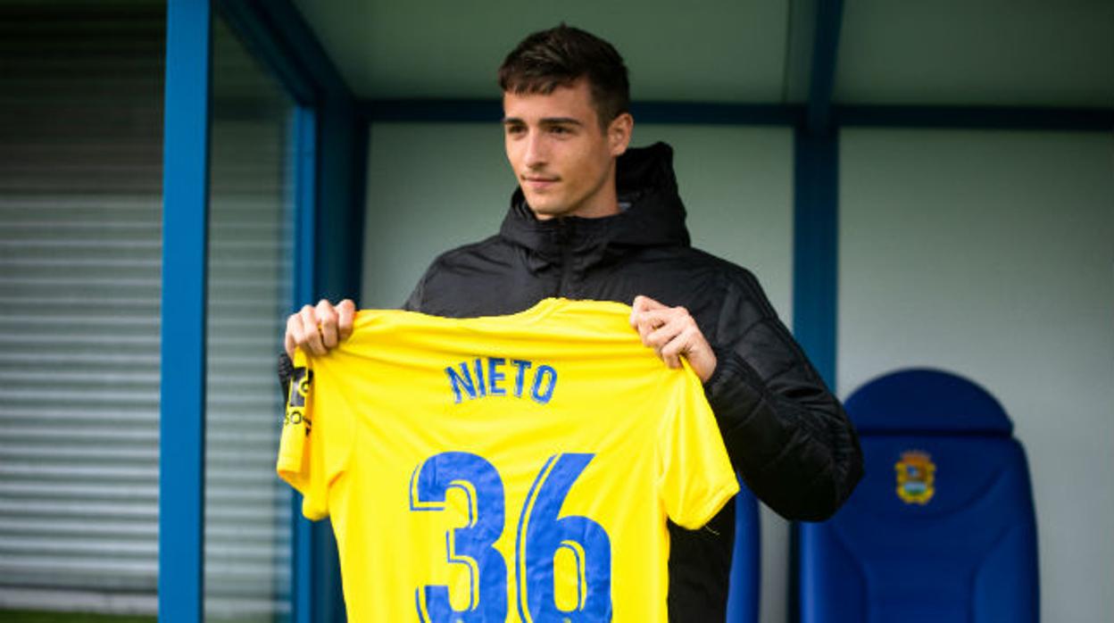 Nieto renueva su contrato con el Cádiz CF.