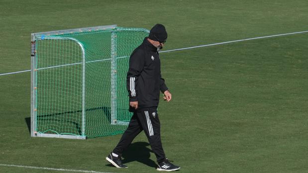 El Cádiz CF, camino de desangrarse mientras sonríe