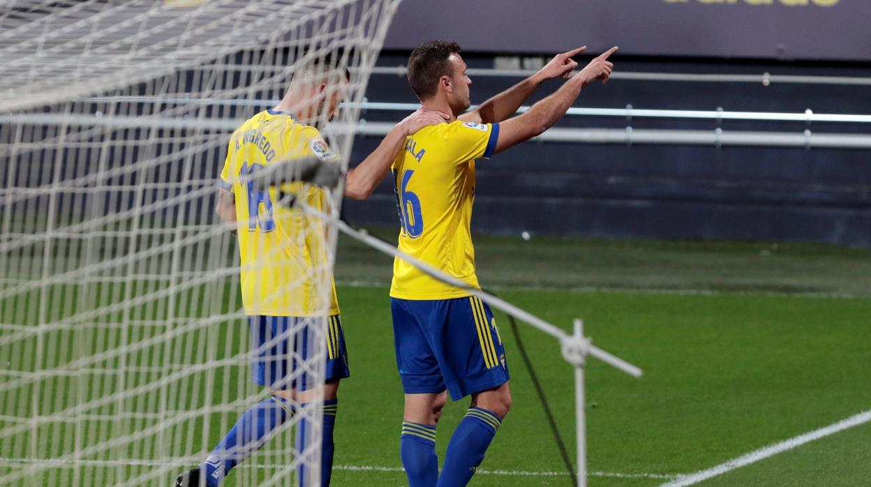 Juan Cala celebra el gol con Negredo.