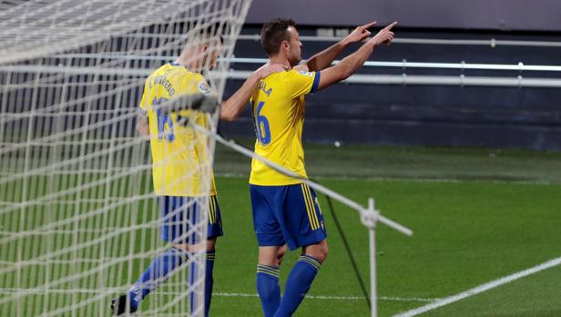 (Vídeo) Un cabezazo de Cala para igualar el partido