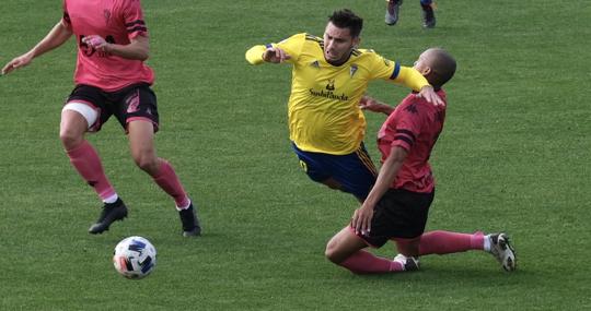 El San Fernando CD se llevó el derbi en El Rosal.