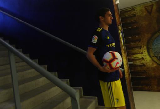 El joven Djordje Jovanovic durante su presentación con el Cádiz CF.