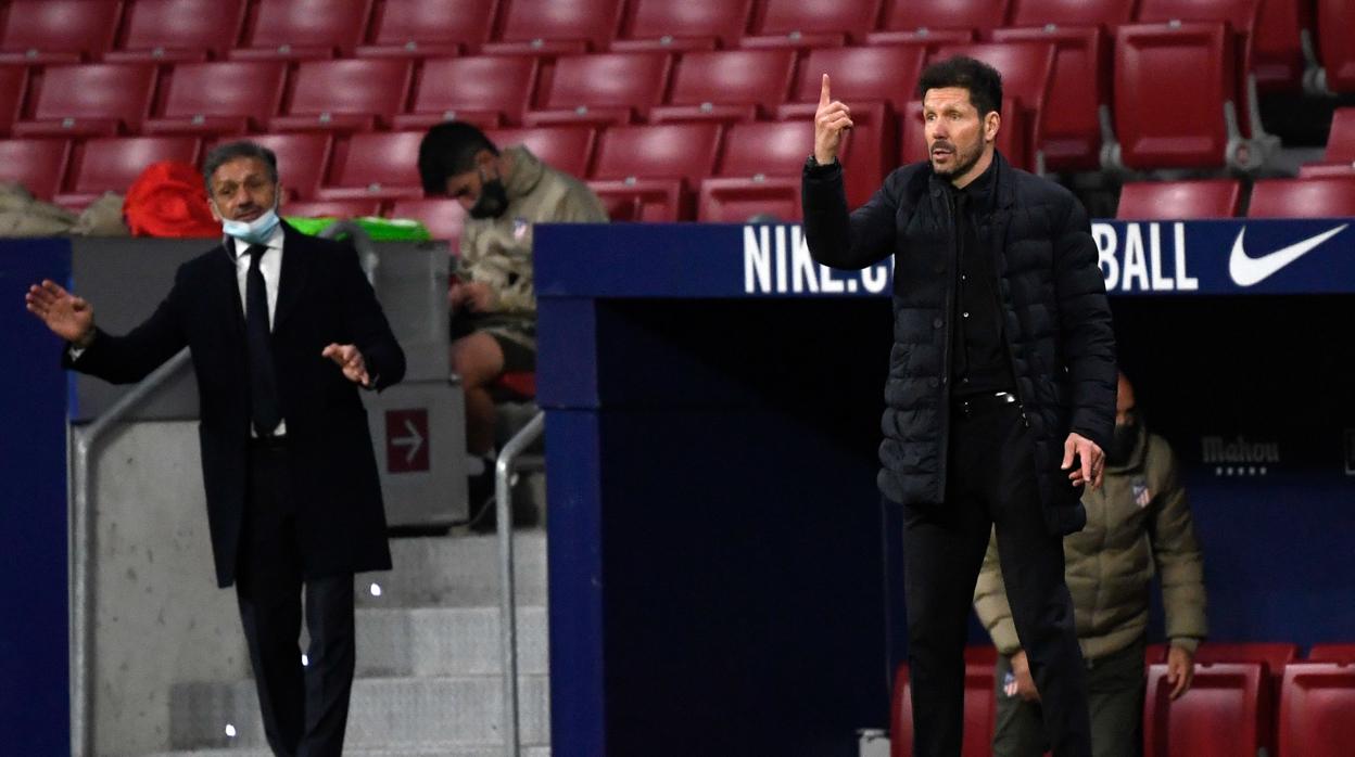 Diego Pablo Simeone en el banquillo del Metropolitano.