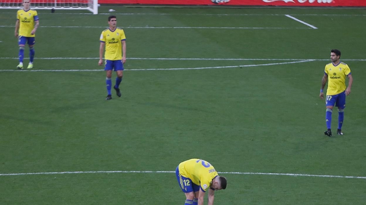 Saponjic se dispone a sacar de centro tras el cuarto gol del Atlético.