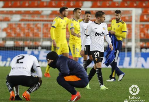 Manu Vallejo y Sobrino, al fondo, durante el Valencia - Cádiz en Mestalla.