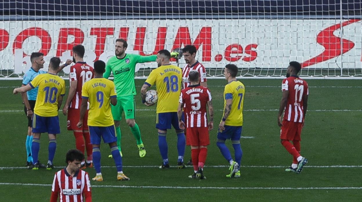 El Cádiz CF se quedó sin un penalti ante el Atlético de Madrid.