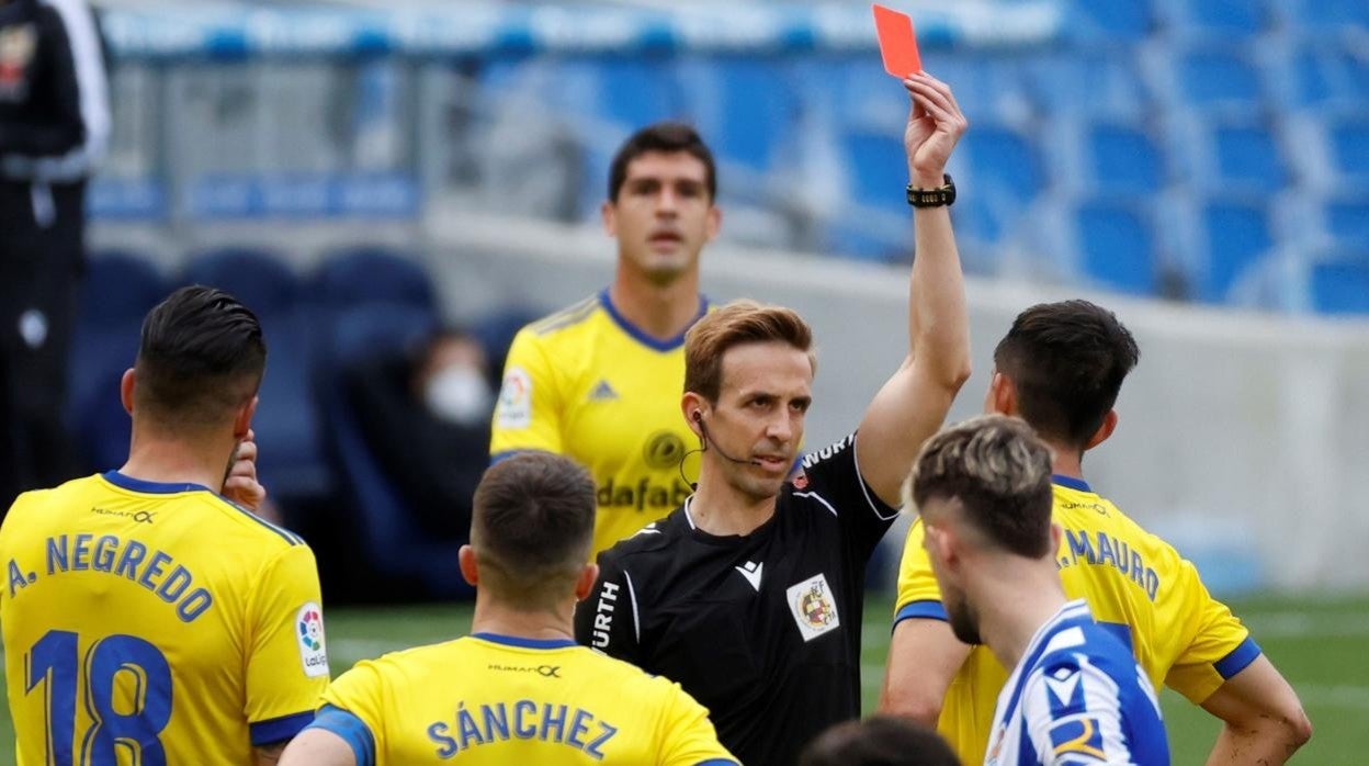 El Cádiz CF se quejó de la actuación arbitral en San Sebastián.