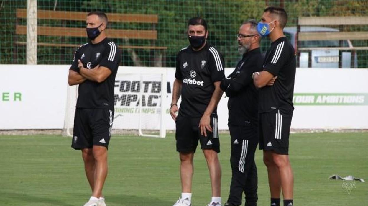 Cervera y Enrique con su cuerpo técnico