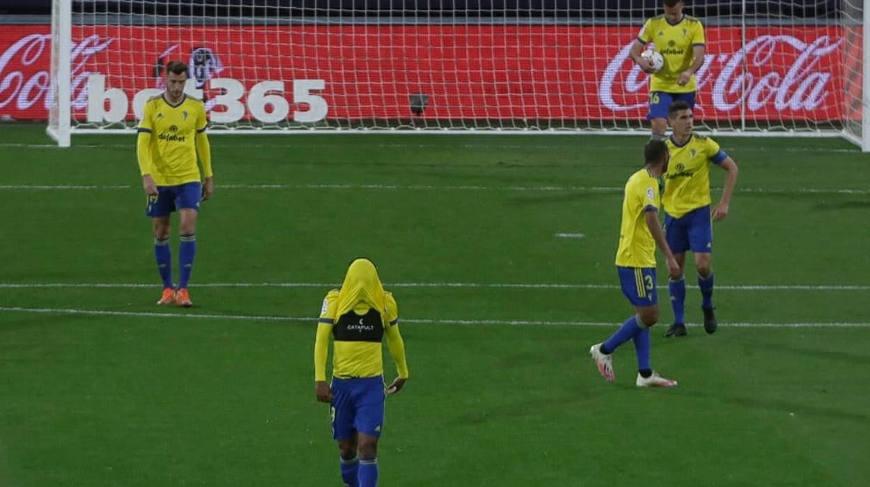 Los jugadores del Cádiz fueron anulados desde que comenzó a rodar el balón... y la película.