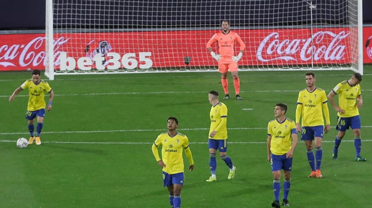 Choco Lozano e Iza celebran un gol