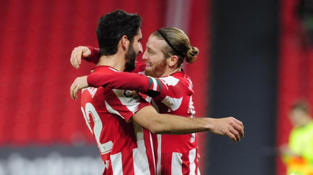 Iker Muniain, que se abraza con Raúl García, estará en Cádiz.