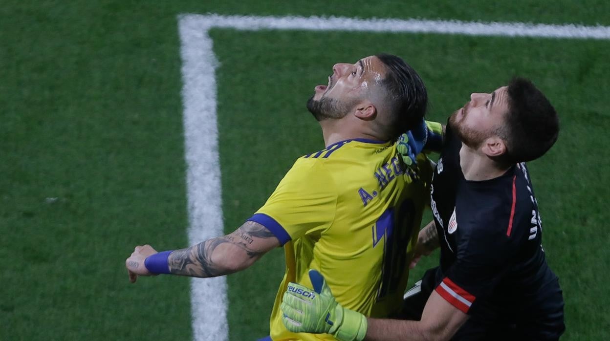 Álvaro Negredo y Unai Simón en el Cádiz-Athletic Club de este lunes.