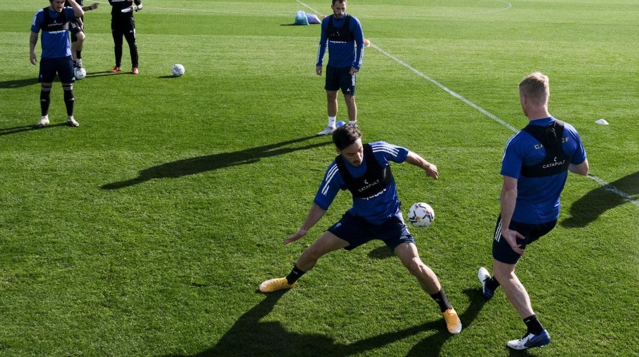 Jonsson con Iza, Malbasic y Espino en un entrenamiento de esta semana.