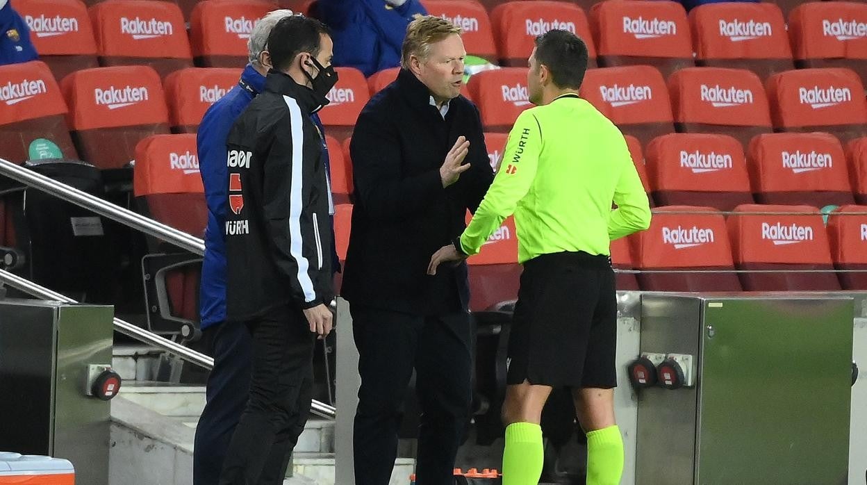 Ronald Koeman dialoga con el árbitro Jorge Ferreira en Champions.