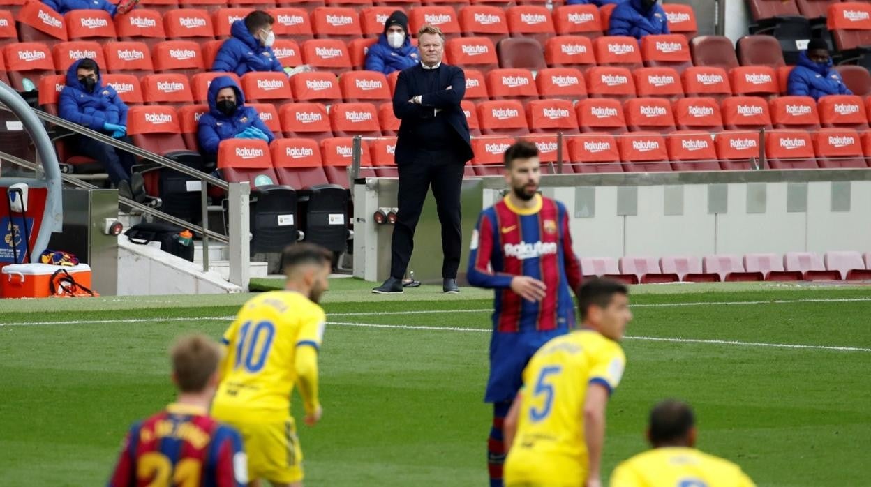 ronald koeman observa el encuentro desde el banquillo.