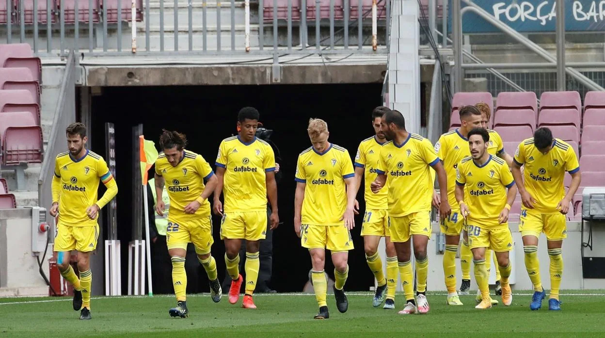 Los jugadores del Cádiz tras lograr el empate.