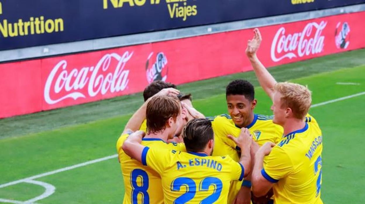 Los jugadores del Cádiz celebran un gol en Carranza