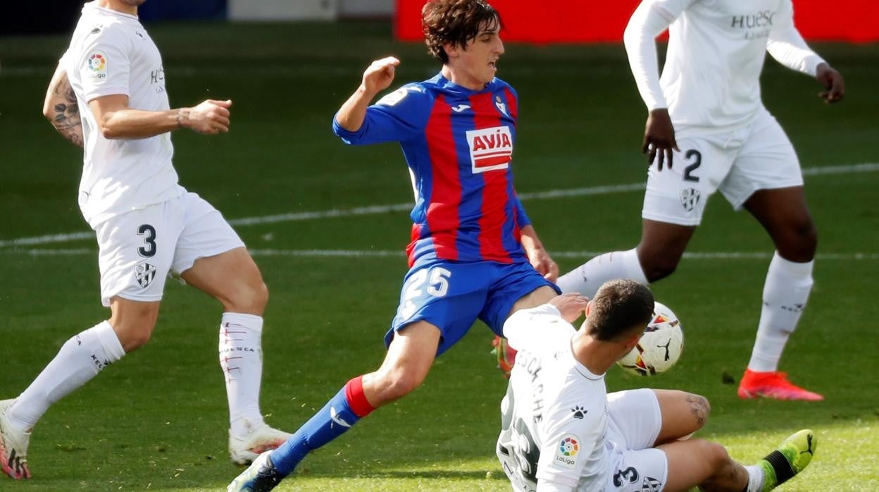 El gaditano Brian Gil esta vez no pudo brillar con el Eibar ante el Huesca.