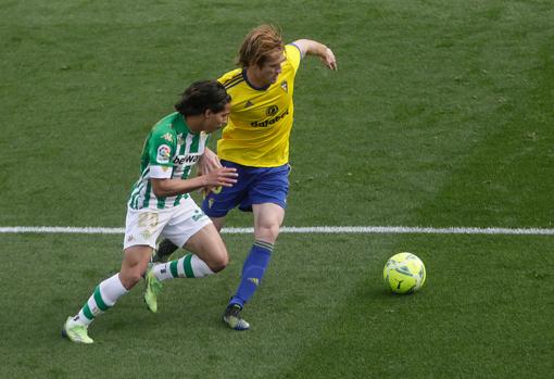 Álex fue de nuevo titular en el once del Cádiz CF.