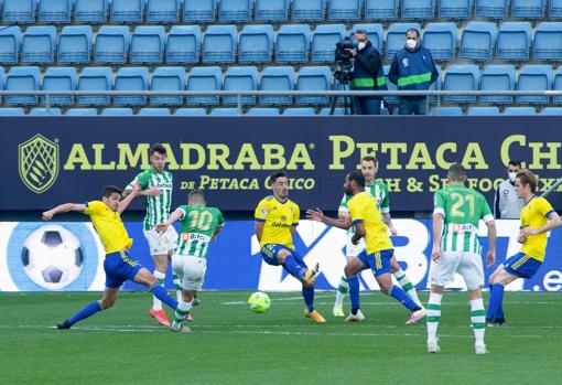 Garrido, Iza, Fali y Álex en tareas defensivas ante el Betis.