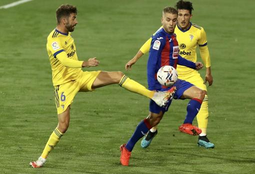 José Mari y Espino pugnan por un balón en el partido jugado en Ipurua.