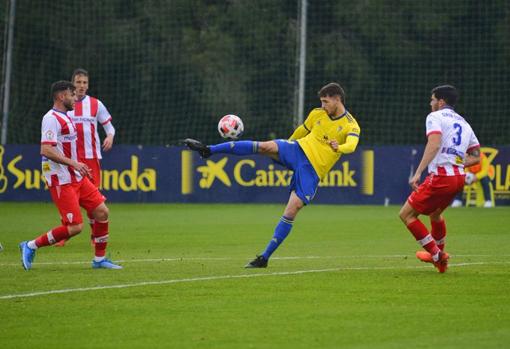 El Cádiz B salió victorioso del derbi ante el Algeciras en El Rosal.