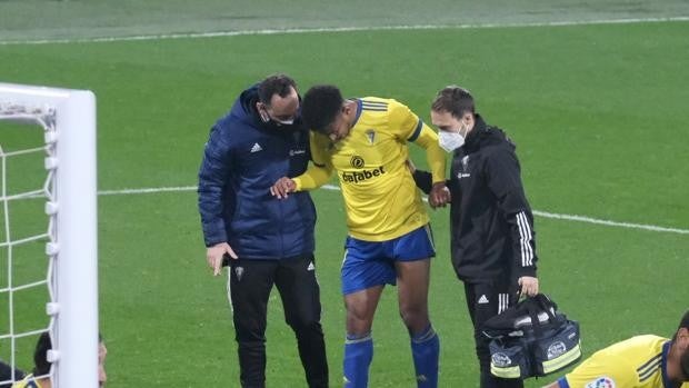 Cádiz CF: Las lesiones de Iza y 'Choco' enturbian una gran jornada