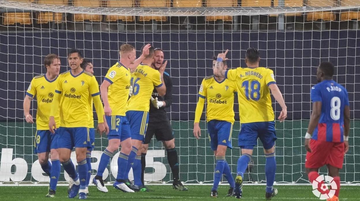 Jens Jonsson y José Mari durante el reciente Cádiz - Eibar.