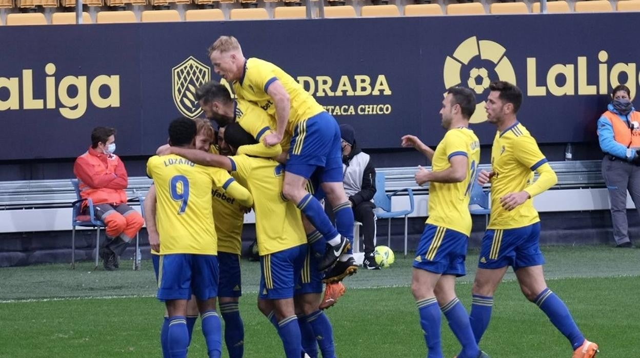 Los jugadores del Cádiz celebra un gol ante el Alavés en el partido de la primera vuelta.