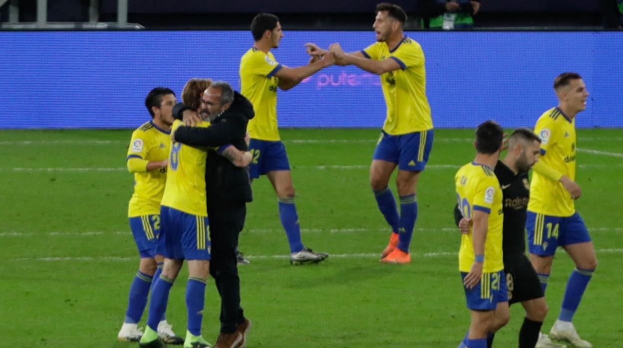 Cervera y sus jugadores se felicitan tras un partido