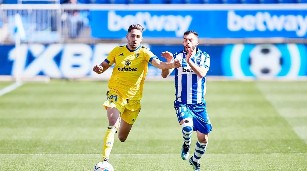 sobrino y luis rioja corren por un balón.