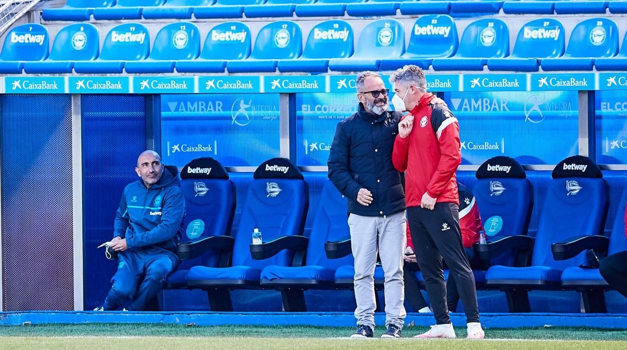 Álvaro Cervera, bajo la mirada de Abelardo, conversa con un ayudante del técnico asturiano.