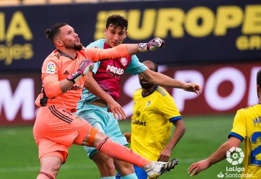 Pau Torres salta junto a Conan Ledesma durante el Cádiz - Villarreal de la primera vuelta.