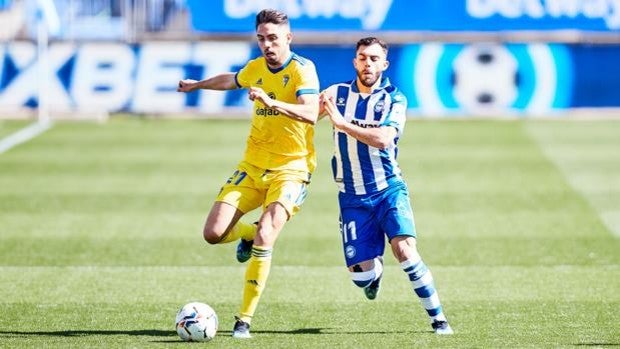 ¿Crees que el Cádiz debería pagar para que Rubén Sobrino juegue contra el Valencia?