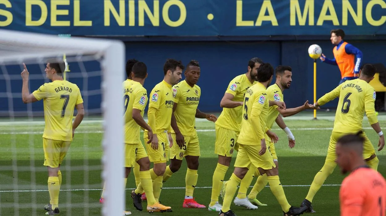 Los jugadores del Villarreal celebran el gol ante Conan.