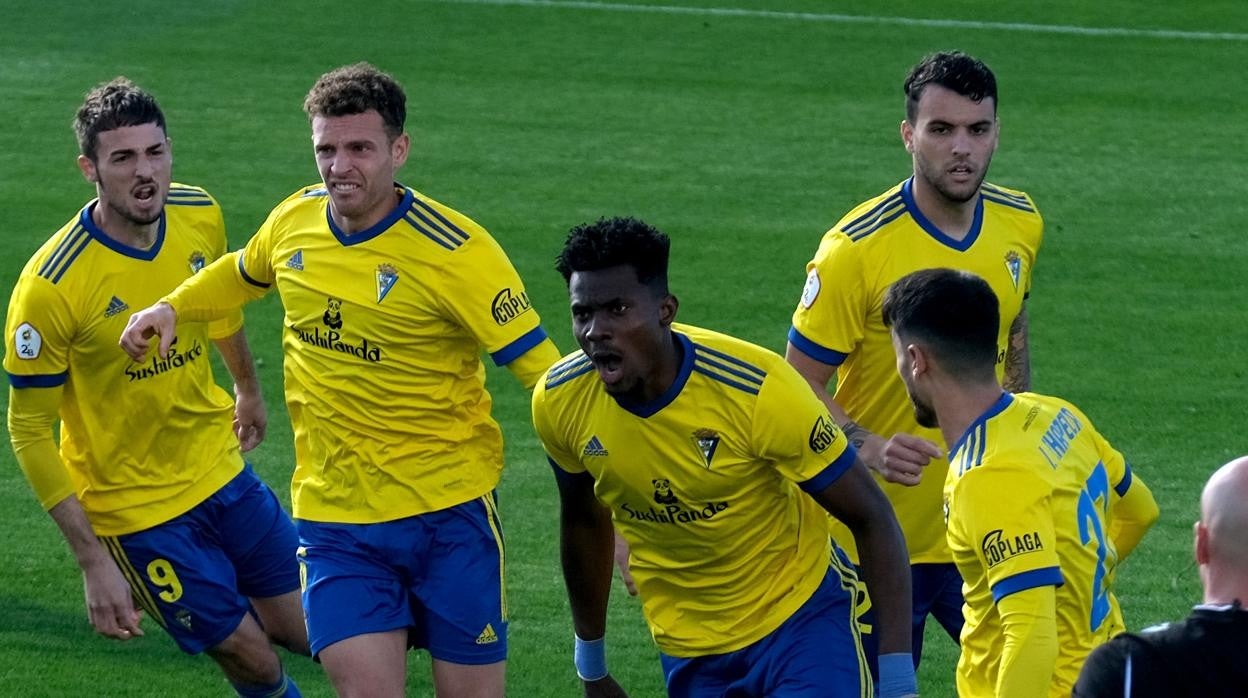 Los jugadores del Cádiz B celebran un gol en Huelva