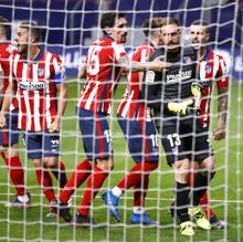 Oblak felicitado por sus compañeros.