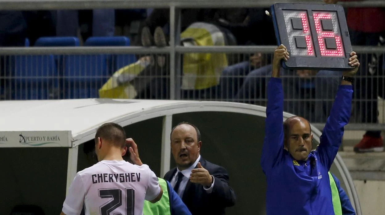 Rafa Benítez y Denis Cheryshev en el banquillo de Carranza durante aquel partido.