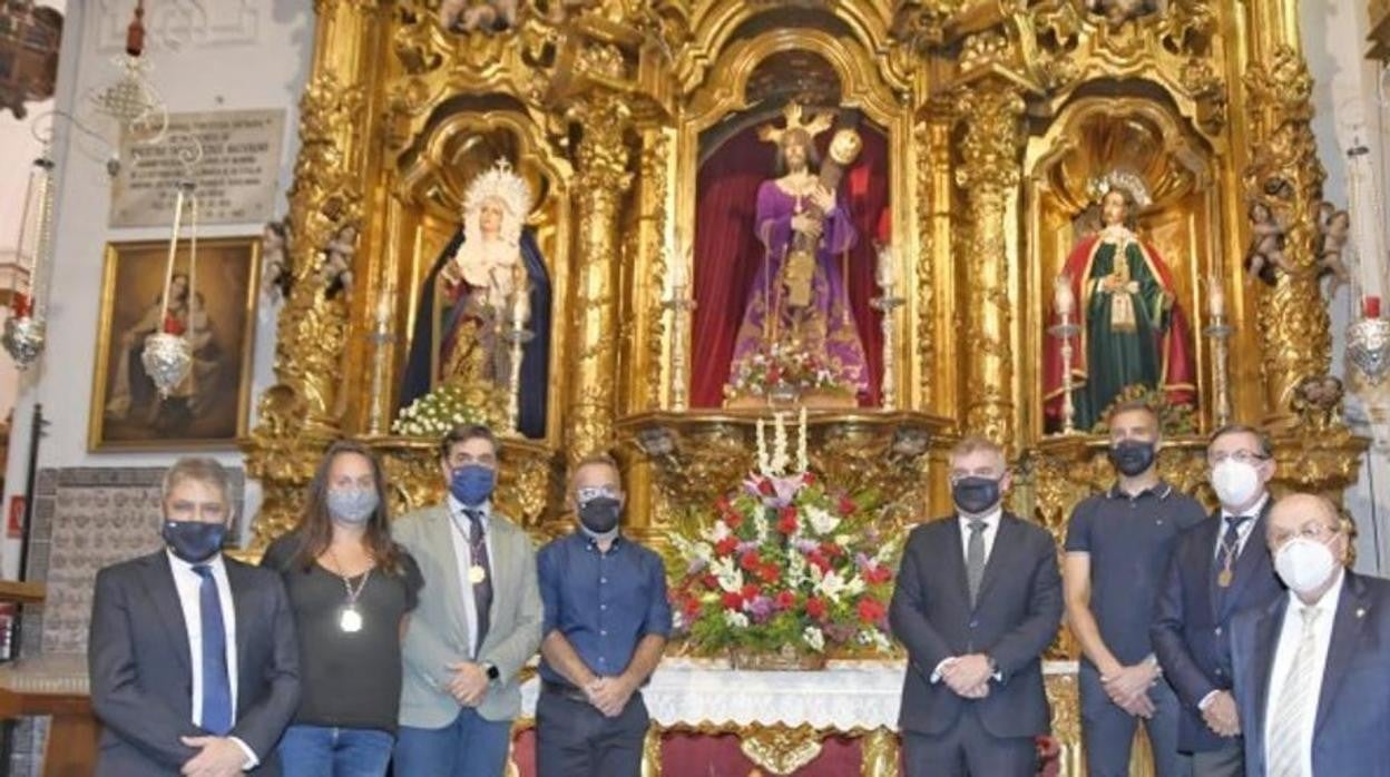 Visita de una representación del Cádiz CF al Nazareno en tiempos de pandemia.