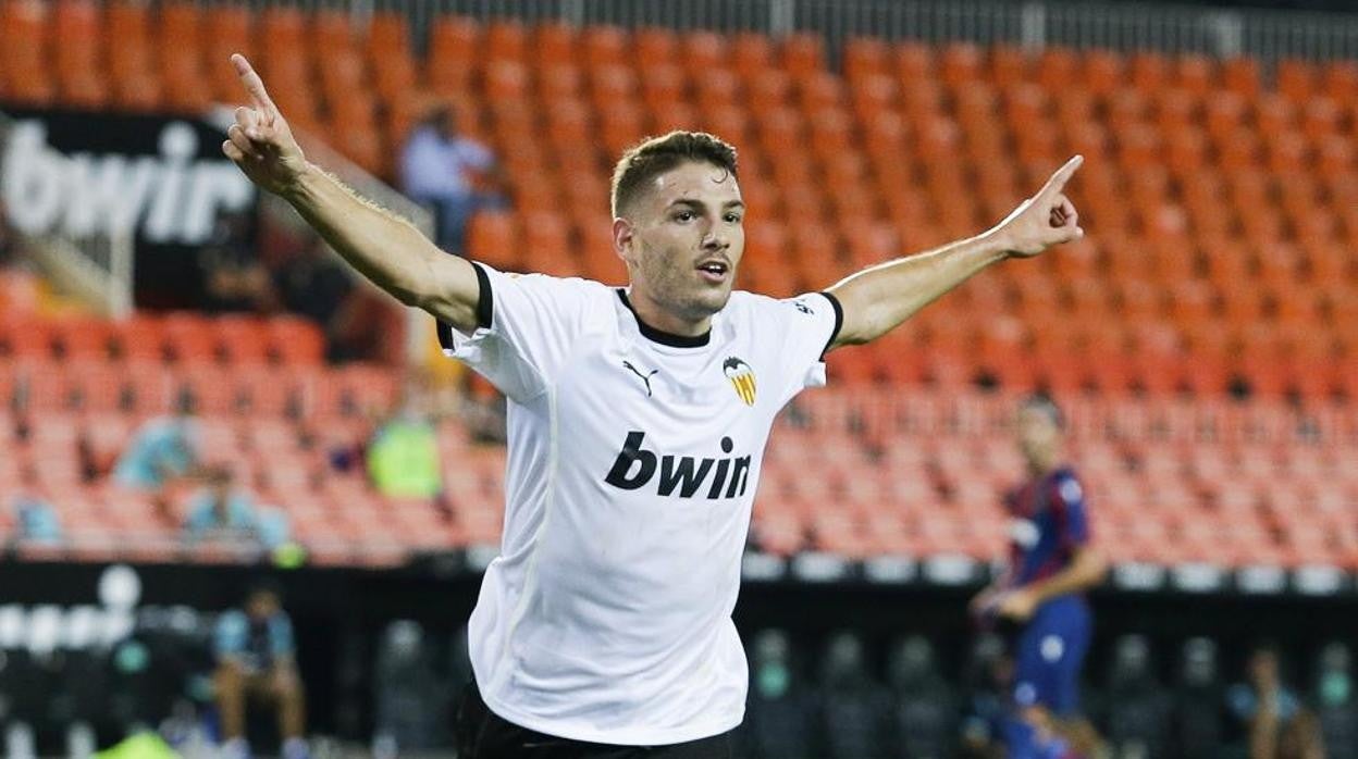 manu vallejo celebra un gol en mestalla.