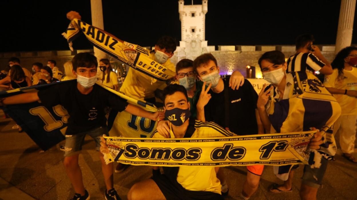 Aficionados del Cádiz CF celebran el ascenso en Puertas de Tierra.