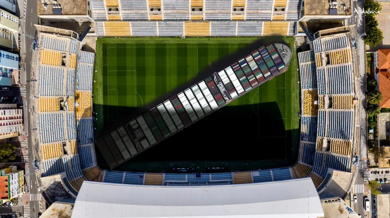 Montaje realizado por el Cádiz con la embarcación dentro del estadio Ramón de Carranza.