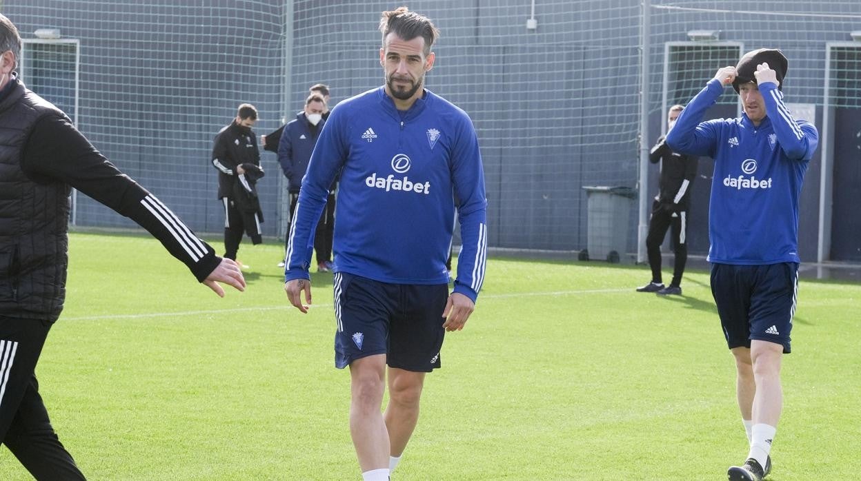 Álvaro Negredo en un entrenamiento del Cádiz.