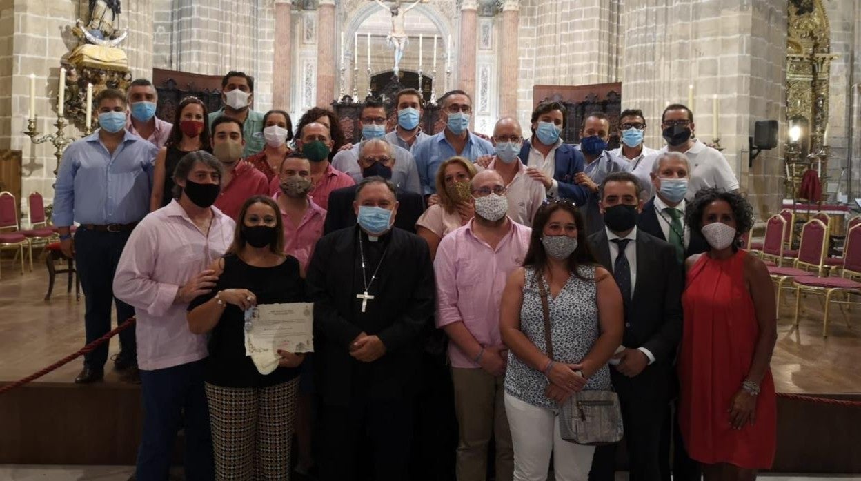 Miembros del colectivo Costaleros por nuestros mayores' con el obispo de Jerez, monseñor Mazuelos.