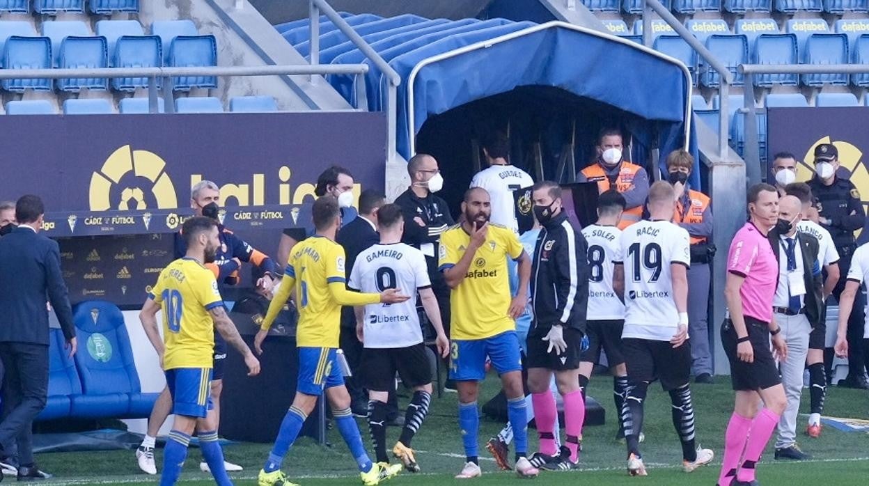 Fali al retirarse los jugadores del Valencia del césped de Carranza.