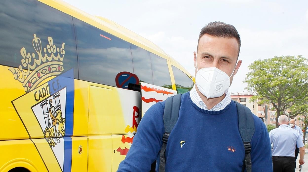 Juan Cala a su llegada a Sevilla para coger el AVE rumbo a Madrid.