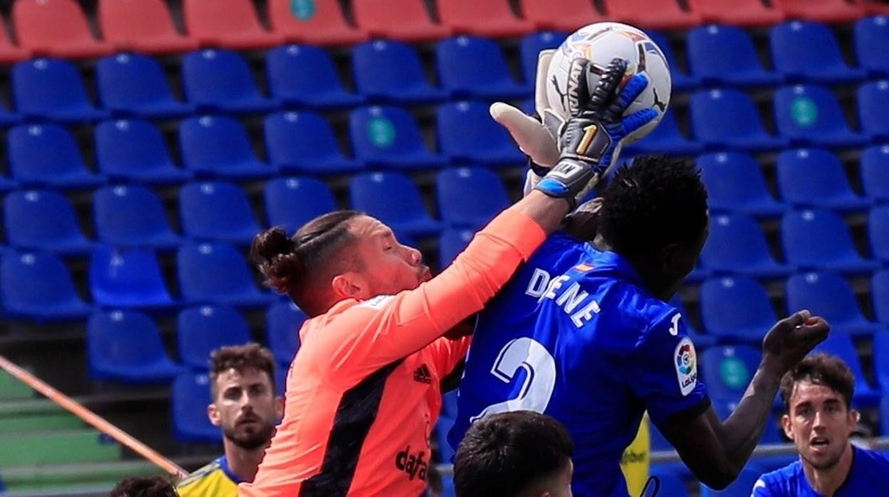 Conan Ledesma atrapa un balón aéreo ante la presencia de Djene.