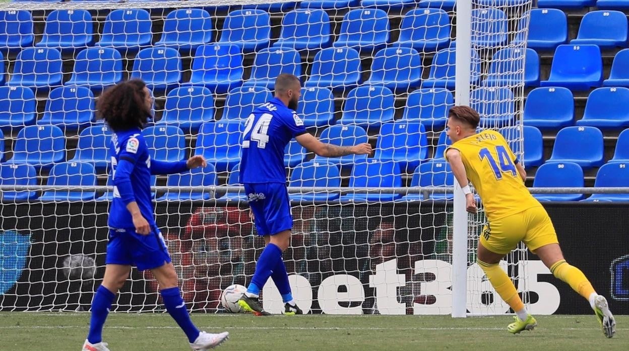 Timor se lamenta de su gol en propia meta ante el Cádiz CF.